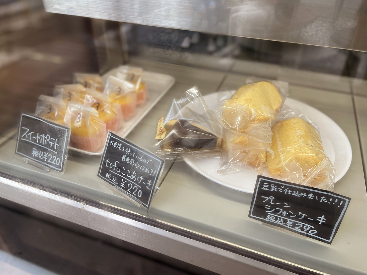 （左から）スイートポテト 220円、tofuここあけーき 220円、プレーンシフォンケーキ 290円