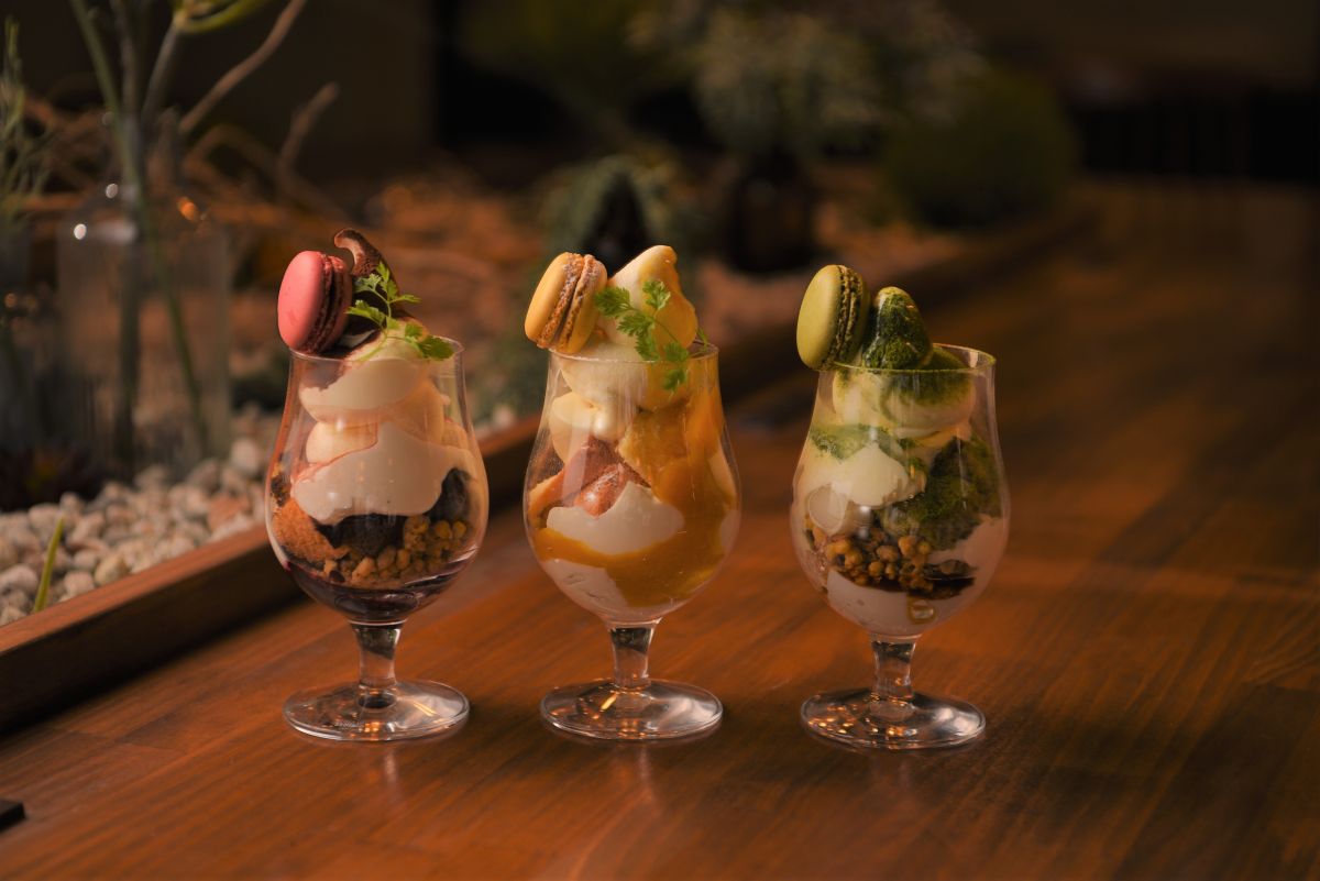 「COFKパフェ」各780円（写真は左からMIXベリーとショコラ／マンゴーとチーズケーキ／抹茶、黒蜜、白玉）