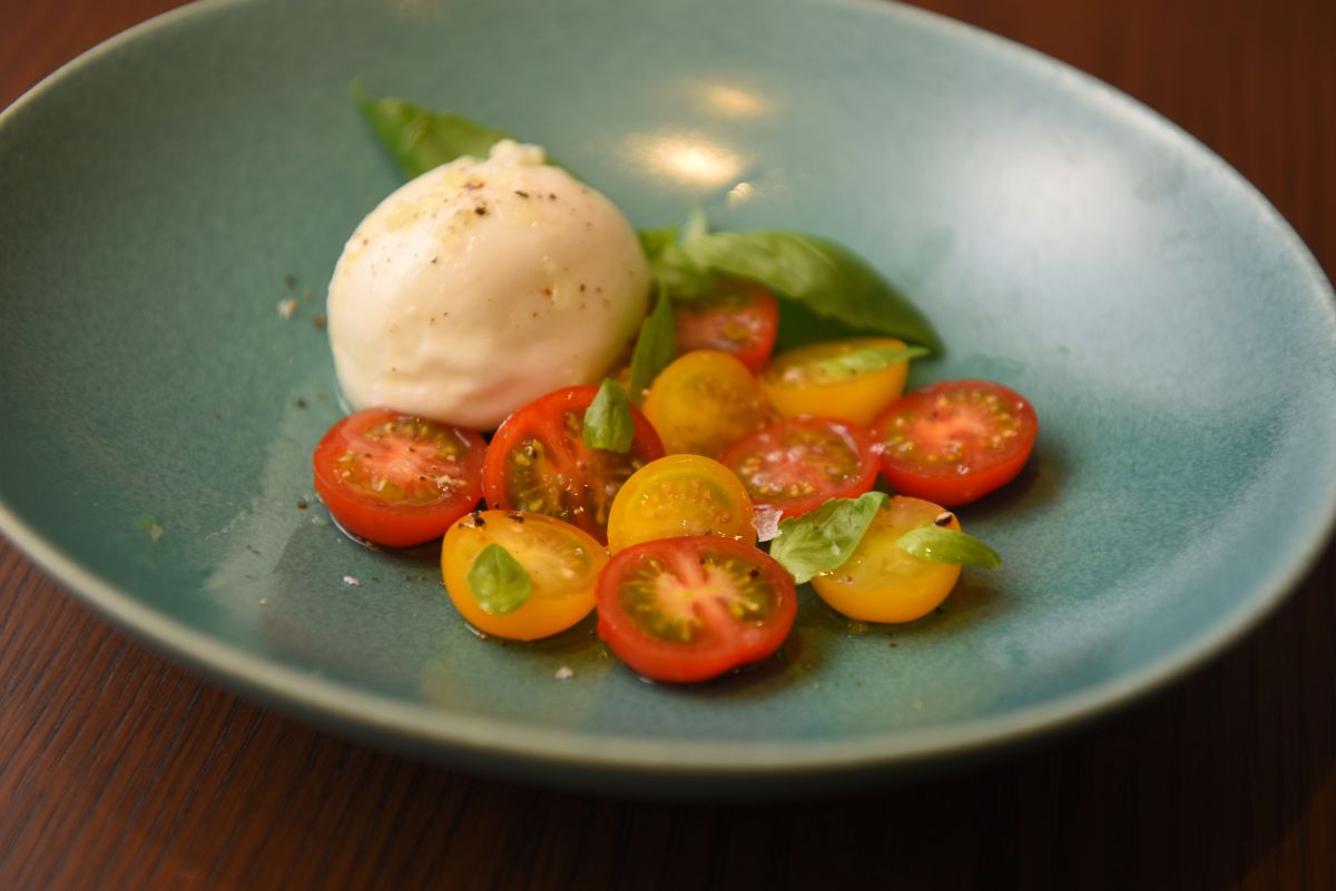 「チェリートマトとフレッシュモッツァレラのカプレーゼ」1080円