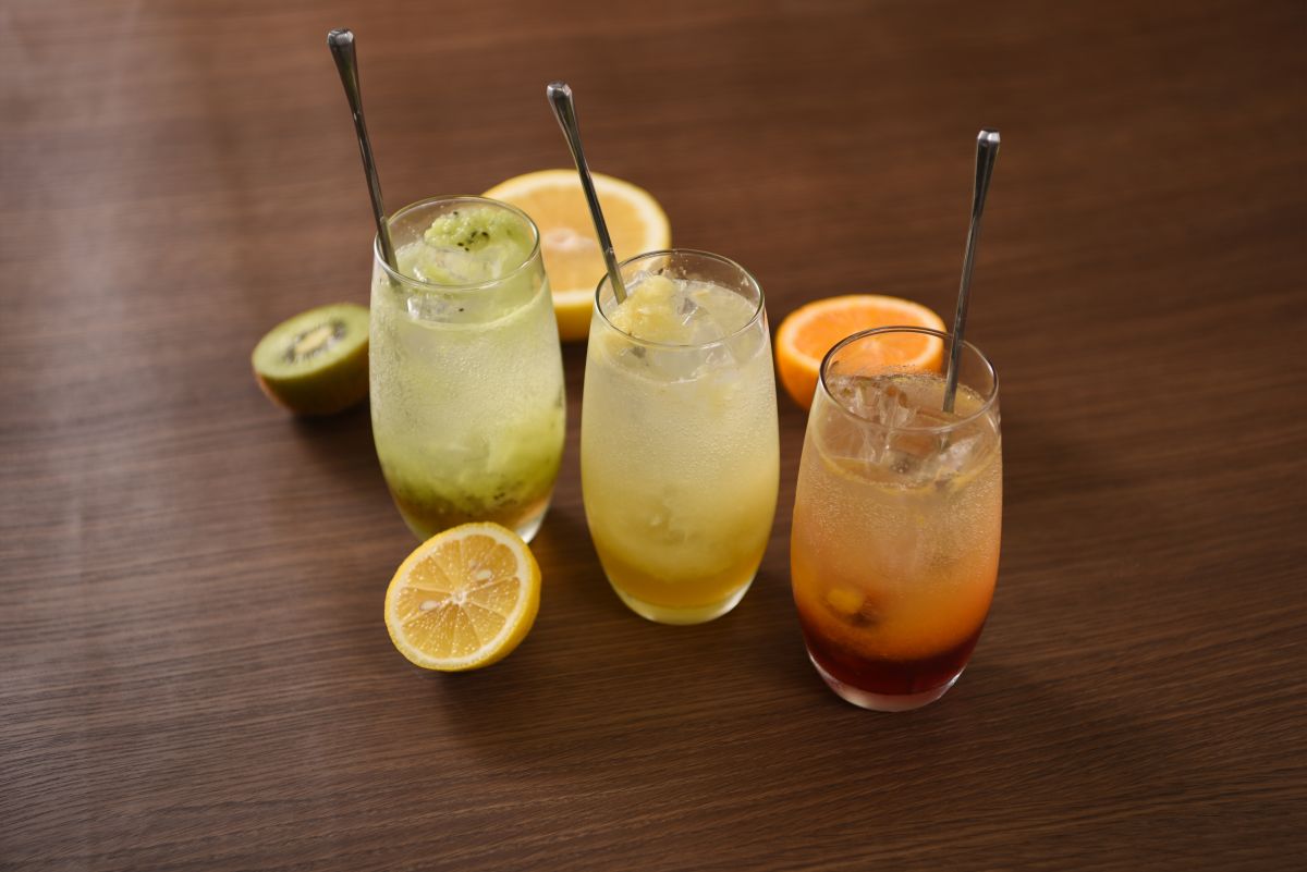 「美酢ザクロ生搾りオレンジサワー」680円（写真右）ほか