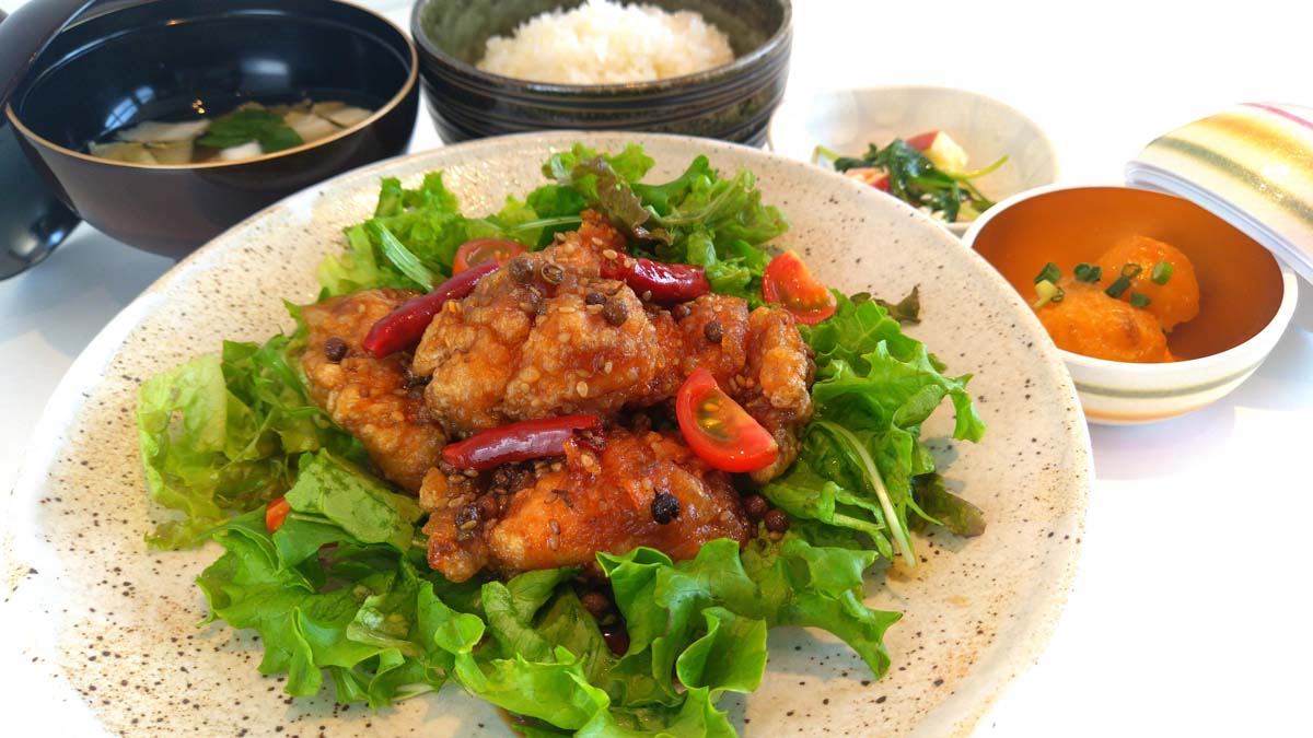 福島県産鶏もも唐揚げ定食～花山椒ソース仕立て～ 1300円