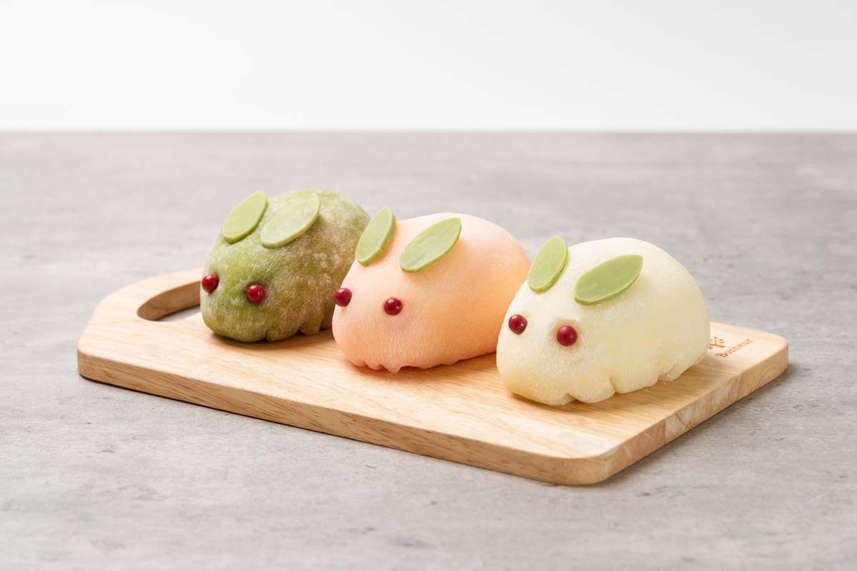 「雪うさぎ」1個390円。左から抹茶、いちご、桃
