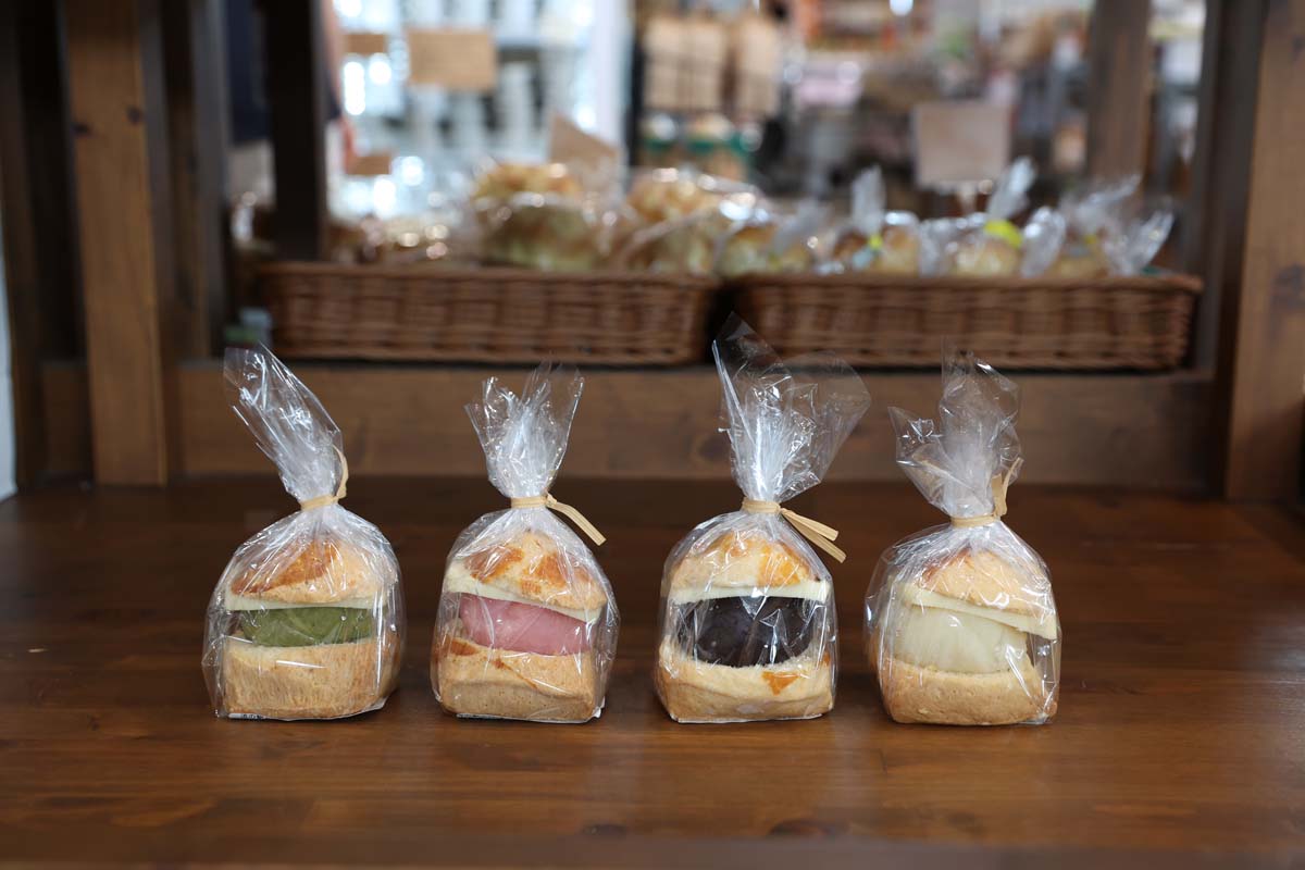 ウミネコ商店の「あんバターサンド」（左からずんだ、とちおとめ、つぶあん、那須のミルク）各278円