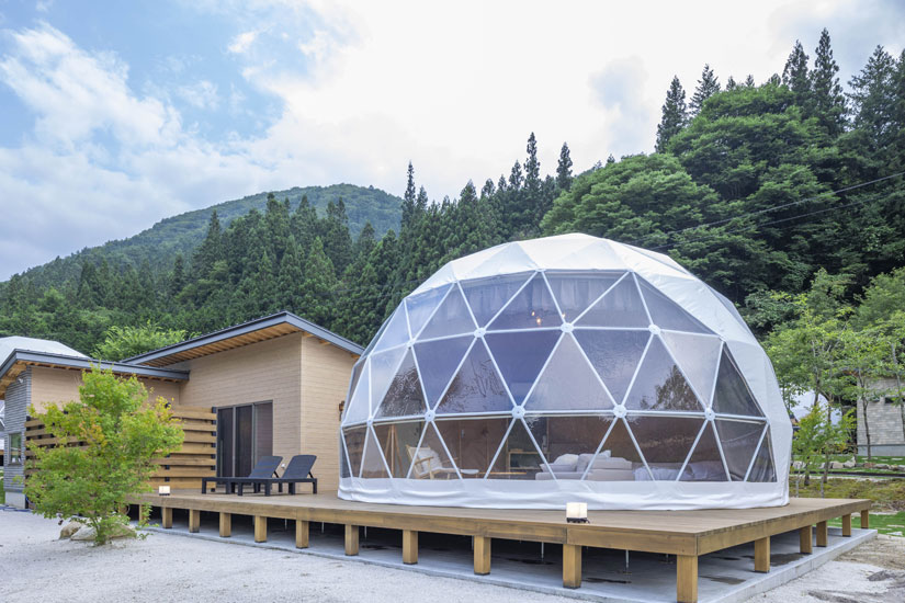 2棟あるラグジュアリードームの1つ。デッキにあるサンラウンジャーから、大空を仰ぎ見るのも格別です