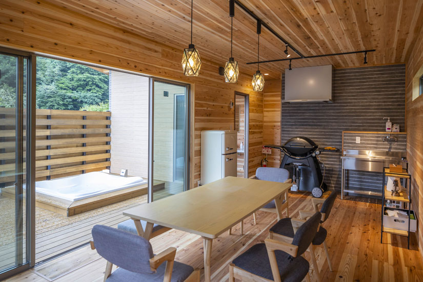 食事は、ガゼボ内のダイニングで。奥には冷蔵庫や調理場も完備