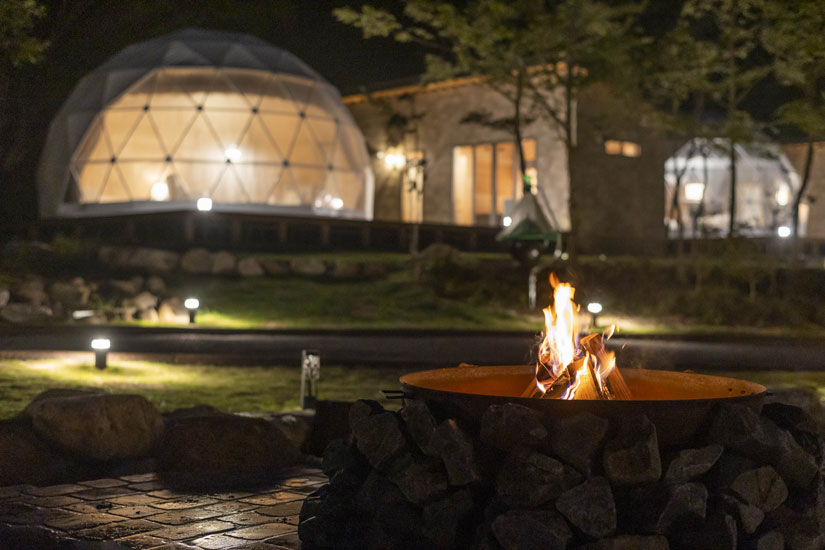 施設内中央にあるファイヤーピット。夜になるとキャンプファイヤーの火が灯ります