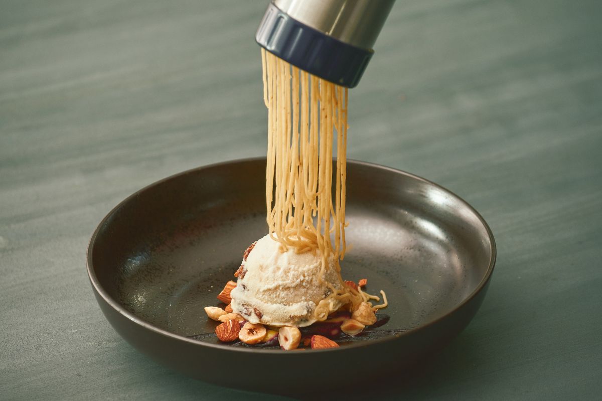 生絞り 和栗モンブラン 塩ミルクアイスとカシスソース 1000円