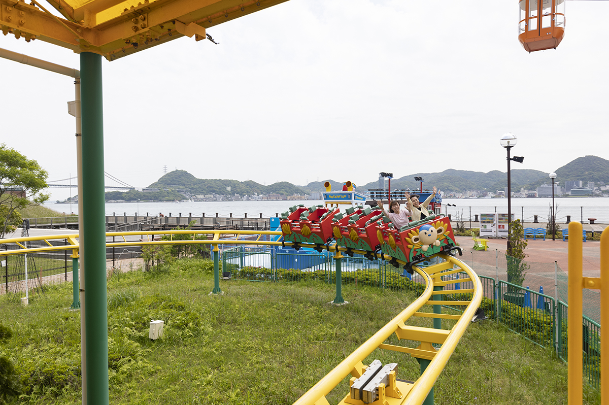 心地よい風を受けて走る「ファミリー・バナナ・コースター」