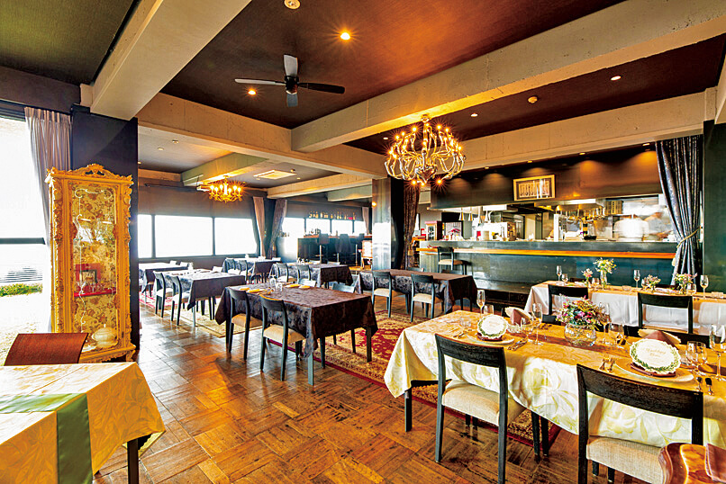 高級感のあるロマンチックな雰囲気の店内