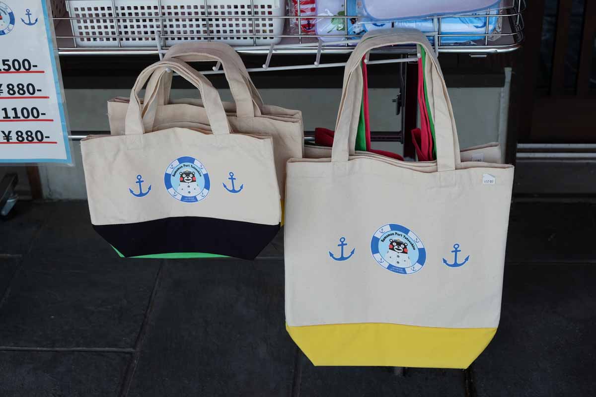 くまモンポート八代限定オリジナルトートバッグ大1500円、小800円