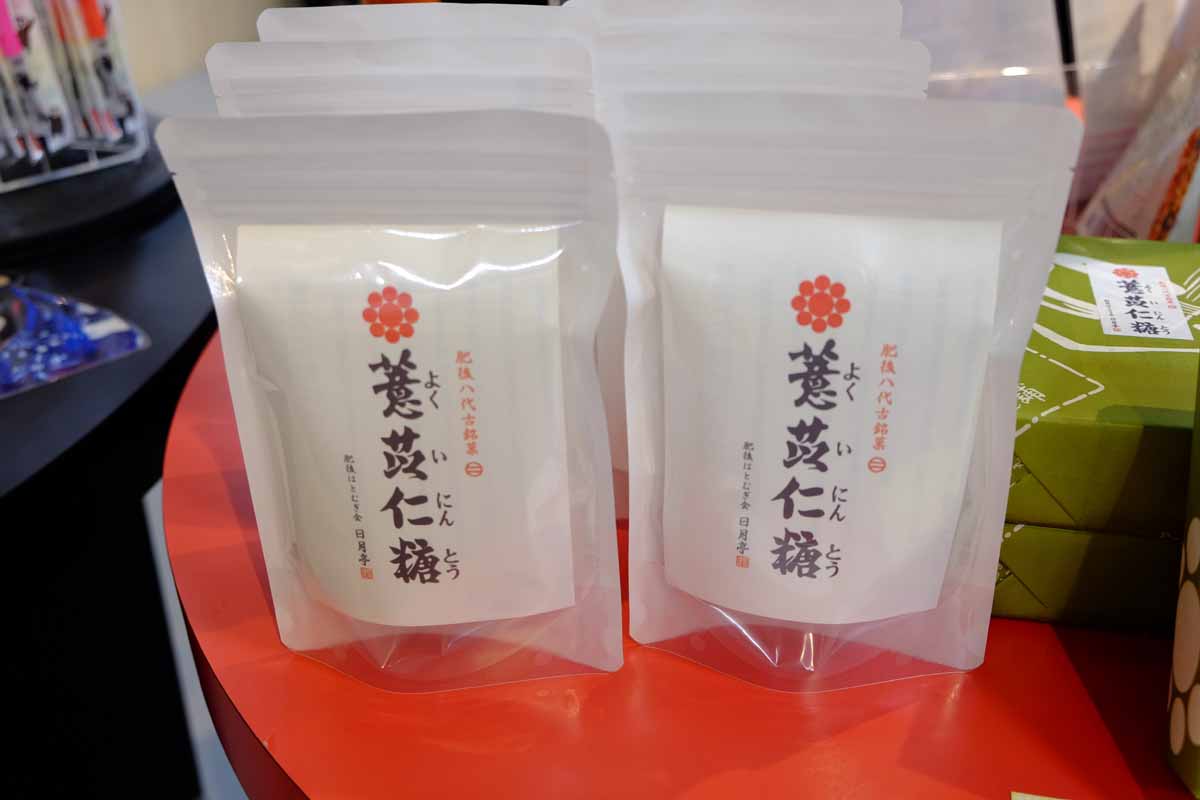 薏苡仁湯(よくいにんとう)5本入り857円。八代城主だった細川忠興が茶請けとして作らせた品