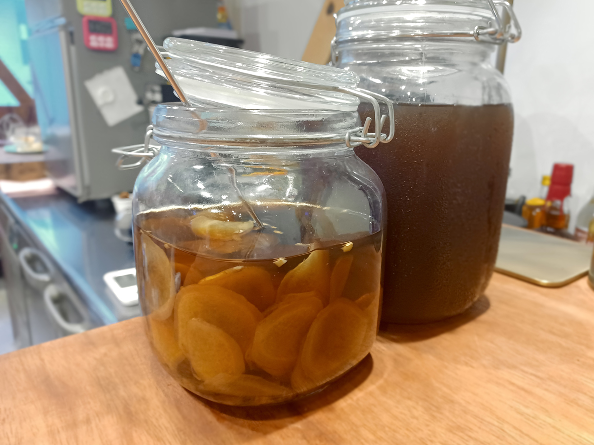 （左から）ジンジャーエールシロップ、レモネードシロップ