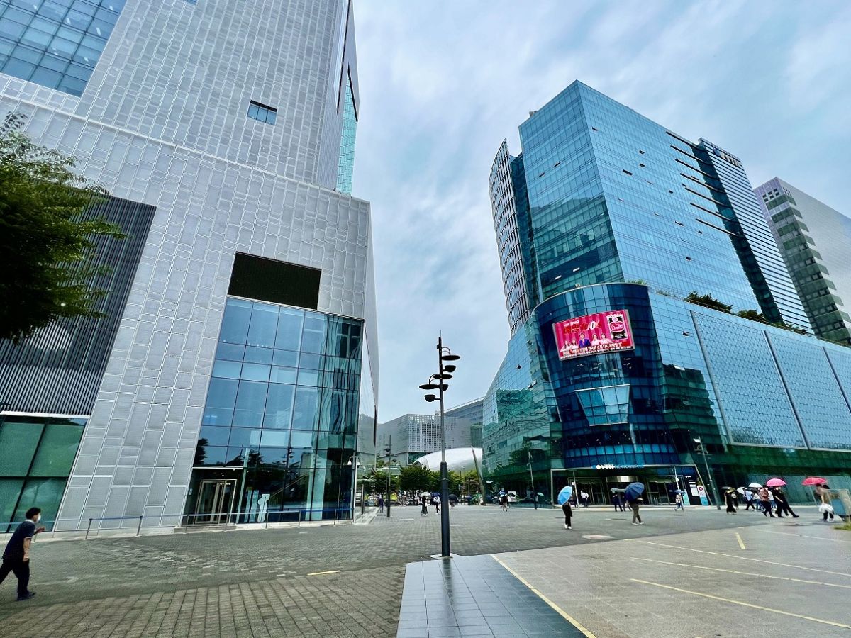 横にはMNETの本社ビルなどもあります