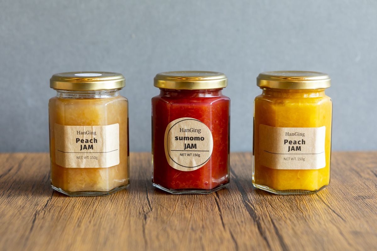 写真左から、ももジャム、すももジャム、黄金桃ジャム　各600円※店頭に無くなり次第終了です