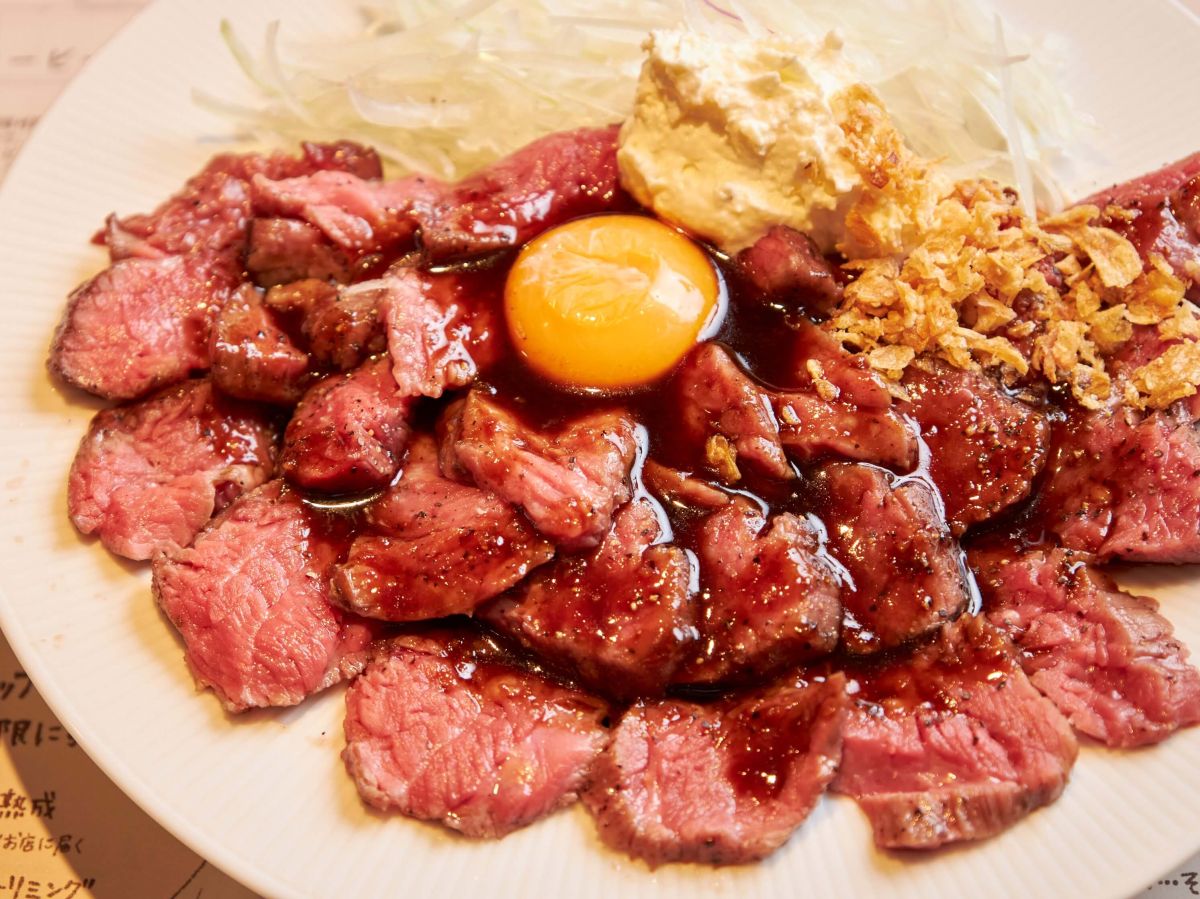 「ビーフステーキライス」XLサイズ 1890円+「トッピング・生たまご」100円