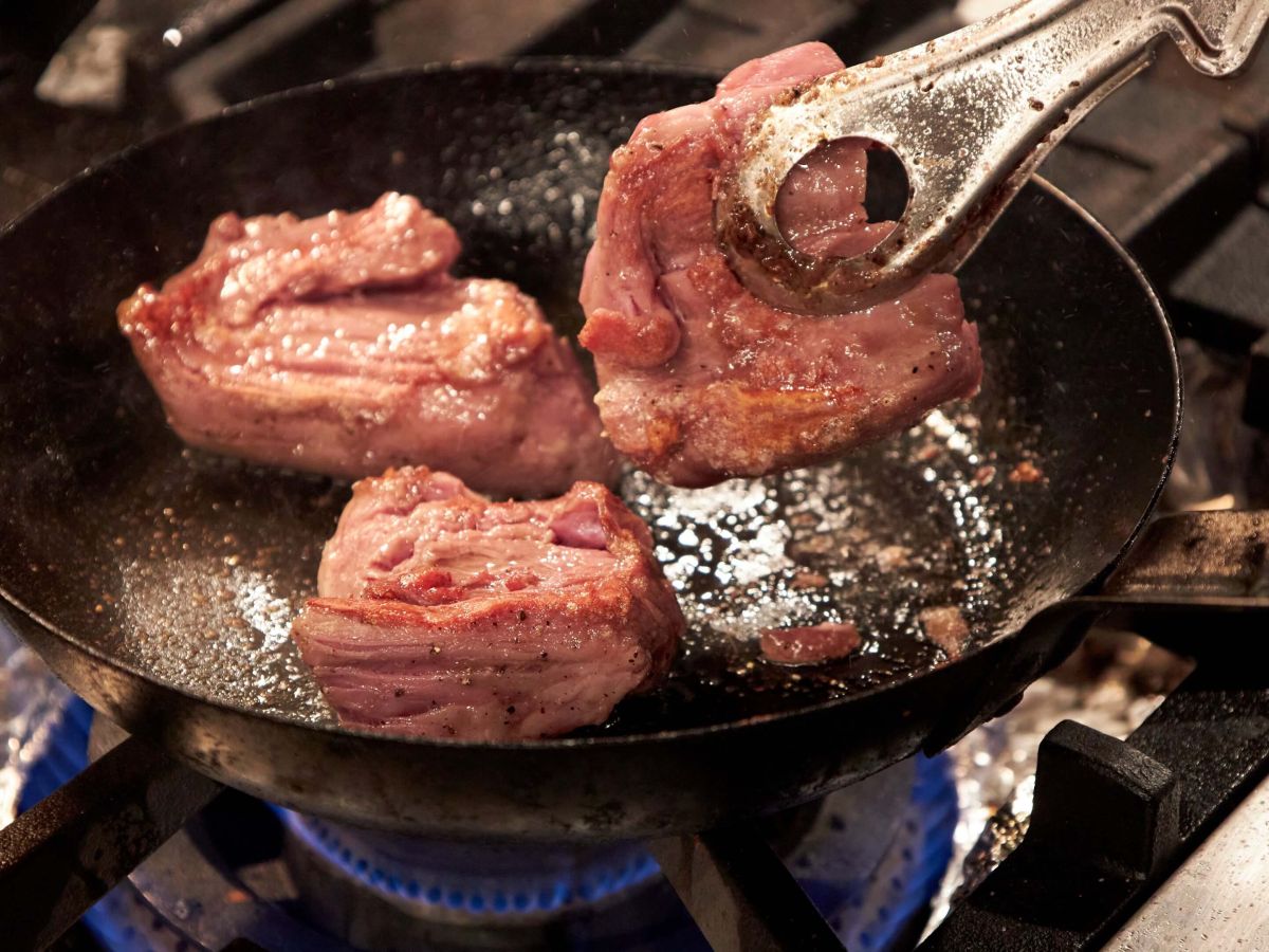 お肉は注文が入ってから焼き、完成の一歩手前でフランベします