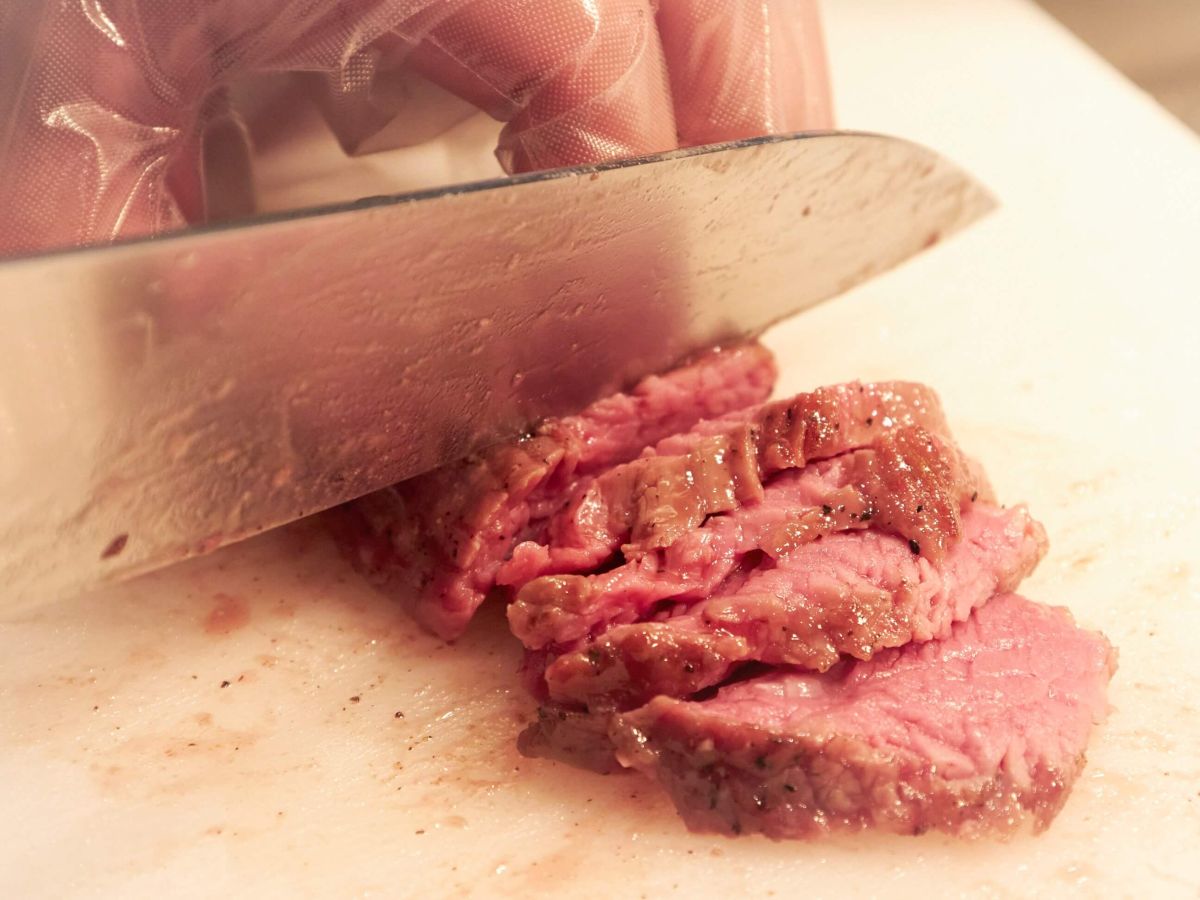 その後、うまみを閉じ込めるためにお肉を少し休ませてからカットの工程へ