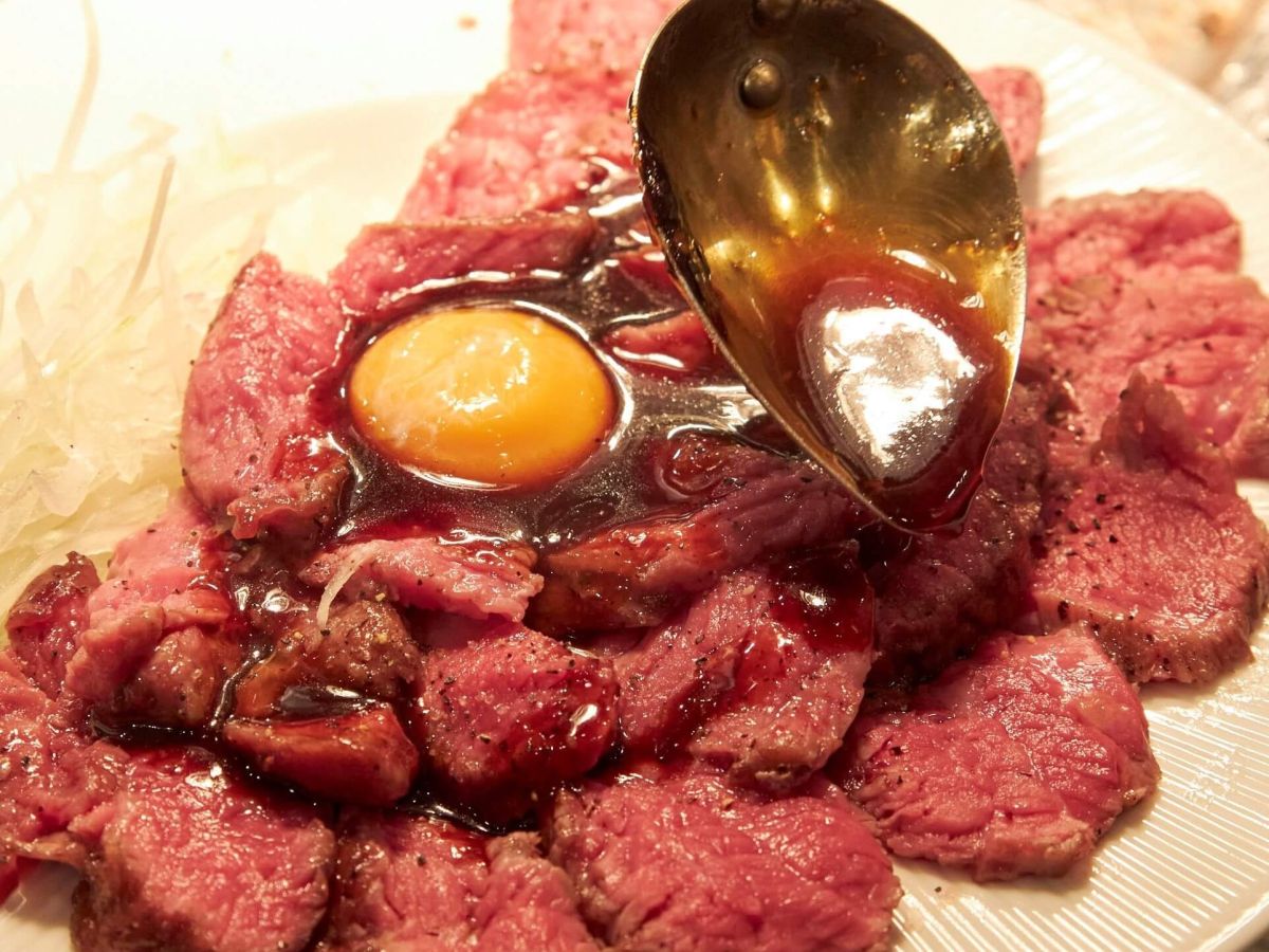 お肉の下には「ステーキライス」のために独自開発したという“ステーキライス専用米”が敷かれています!