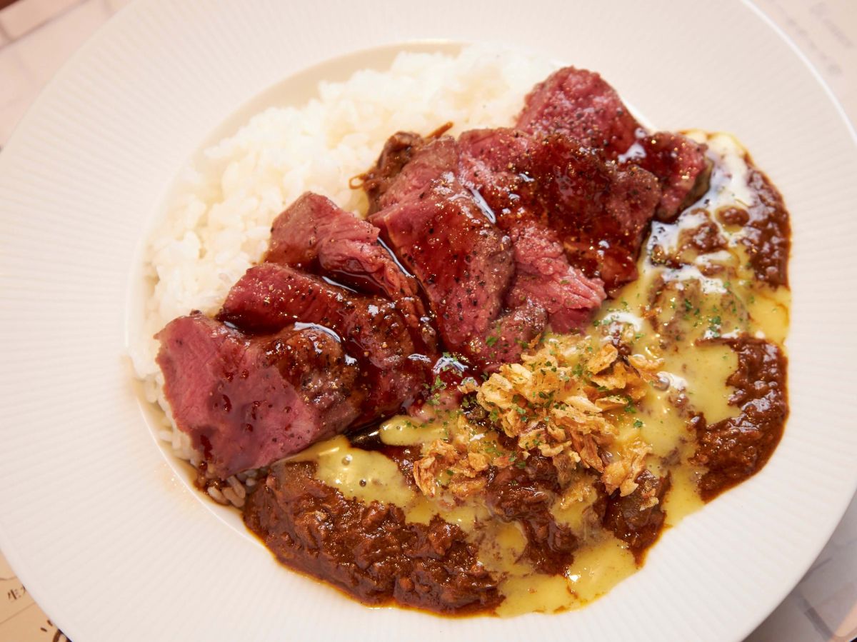 「ステーキ肉増し&煮込みカレー」1690円
