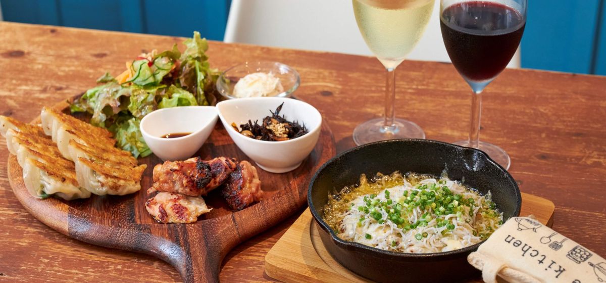 餃子専門店「鎌倉餃子UMINECO」のワインと楽しむ絶品あごだし和風餃子