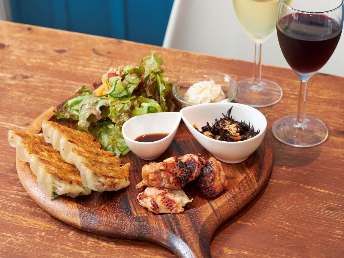 ランチセット「ミックスプレートランチ」1430円 ※小鉢2種・ミニサラダ・ライス付き。「UMINECOハウスグラスワイン（赤or白）」をドリンクセットにする場合はプラス220円