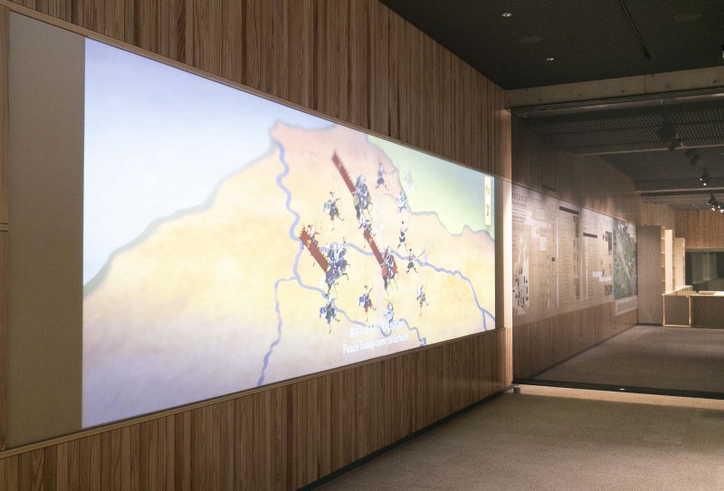 幅6mのワイドなスクリーンがお出迎え