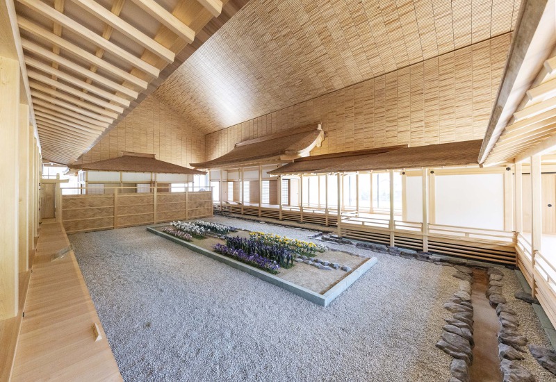 中庭の花壇には越前和紙で作られた花が咲き乱れています。3万3000枚の県産材が張り付けられた天井も必見です！