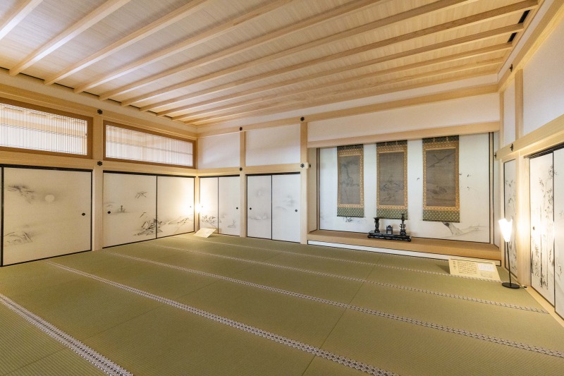 会所の広さは24畳。一乗谷最大の規模の建物です