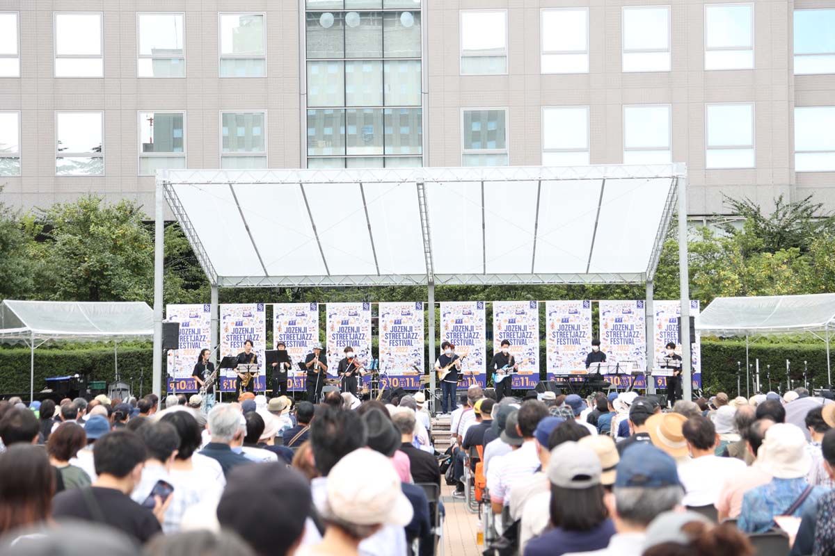 勾当台公園市民広場でビッグバンドなど迫力のあるステージが楽しめる