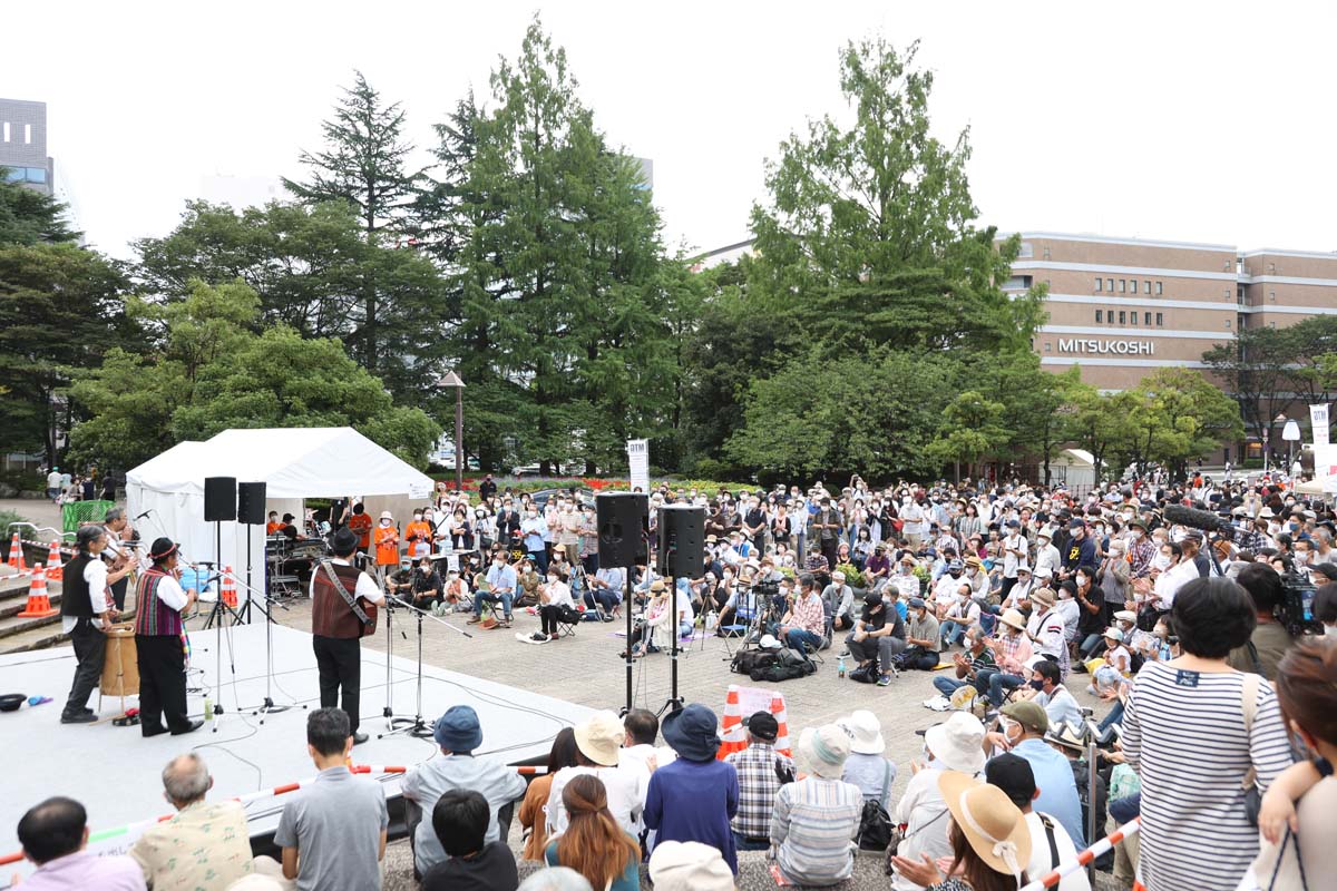 勾当台公園滝前ステージには大勢の観客が。この日は南米アンデス音楽のバンド演奏が行われていた