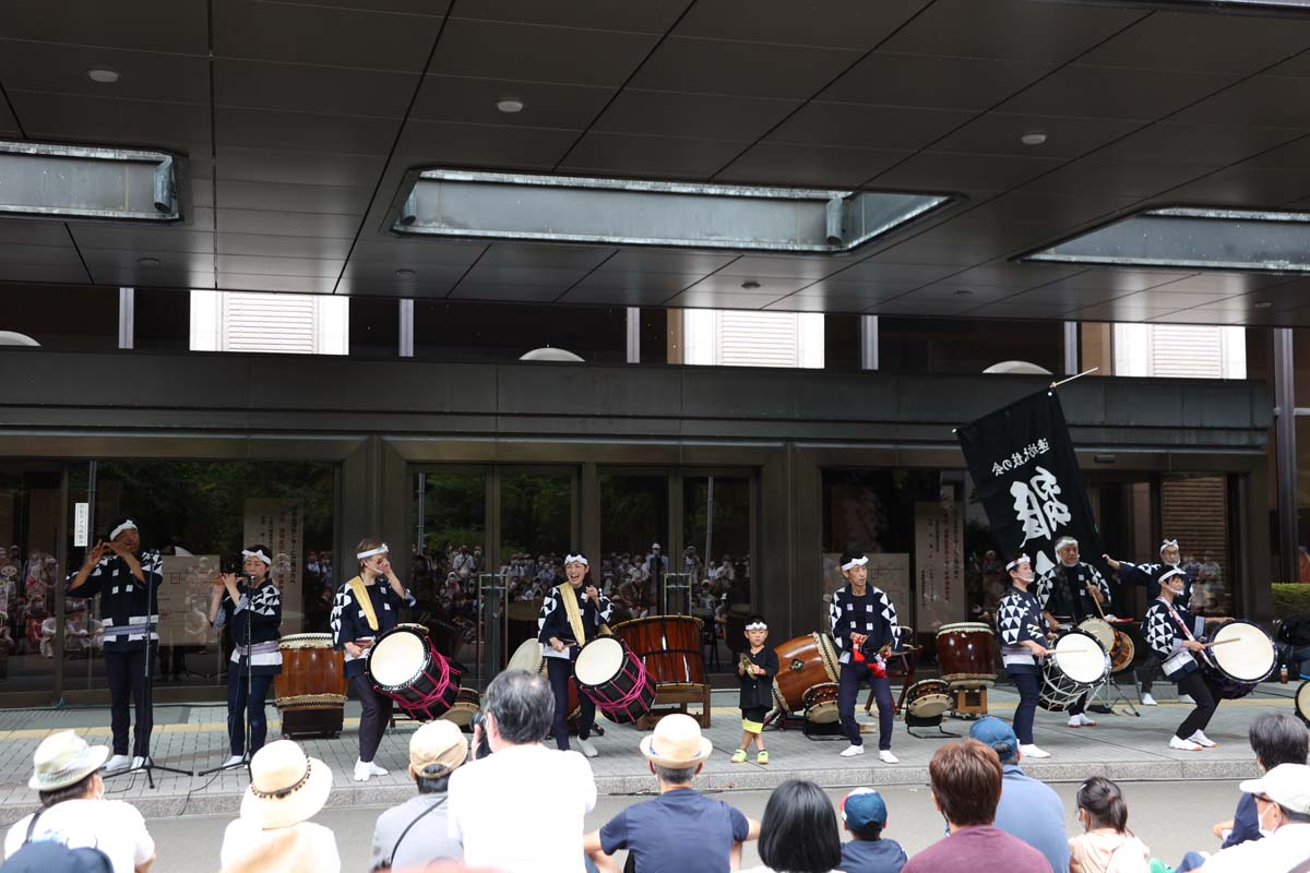 宮城県庁庁舎前ステージではプロ和太鼓集団による演奏も