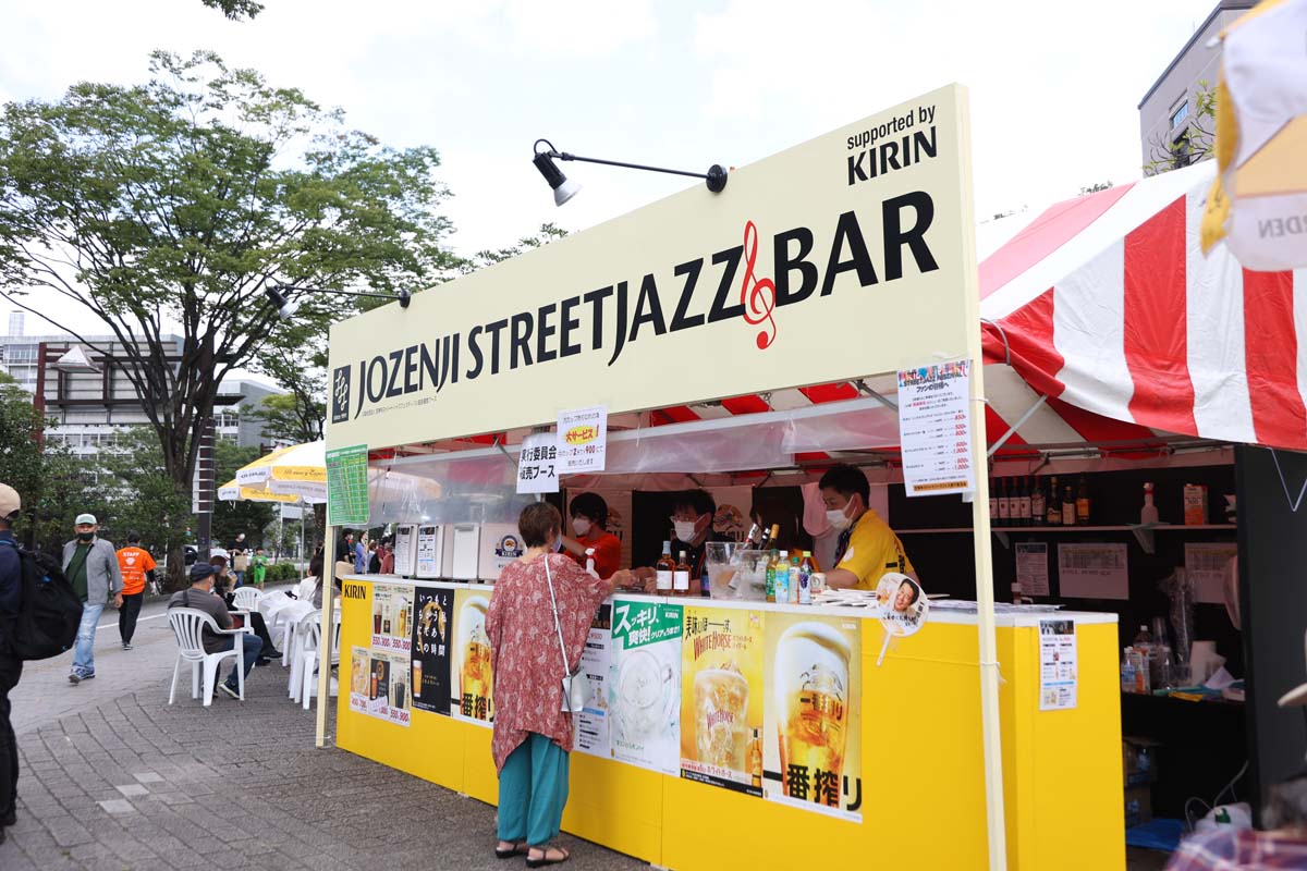 会場ではフードやドリンクなどが出店される