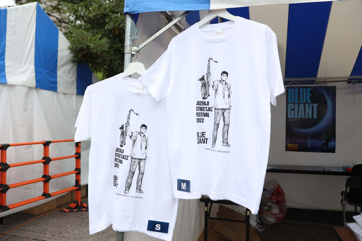 人気ジャズ漫画『BLUE GIANT』とコラボしたオリジナルTシャツ（3200円/サイズS.M.L.XL））