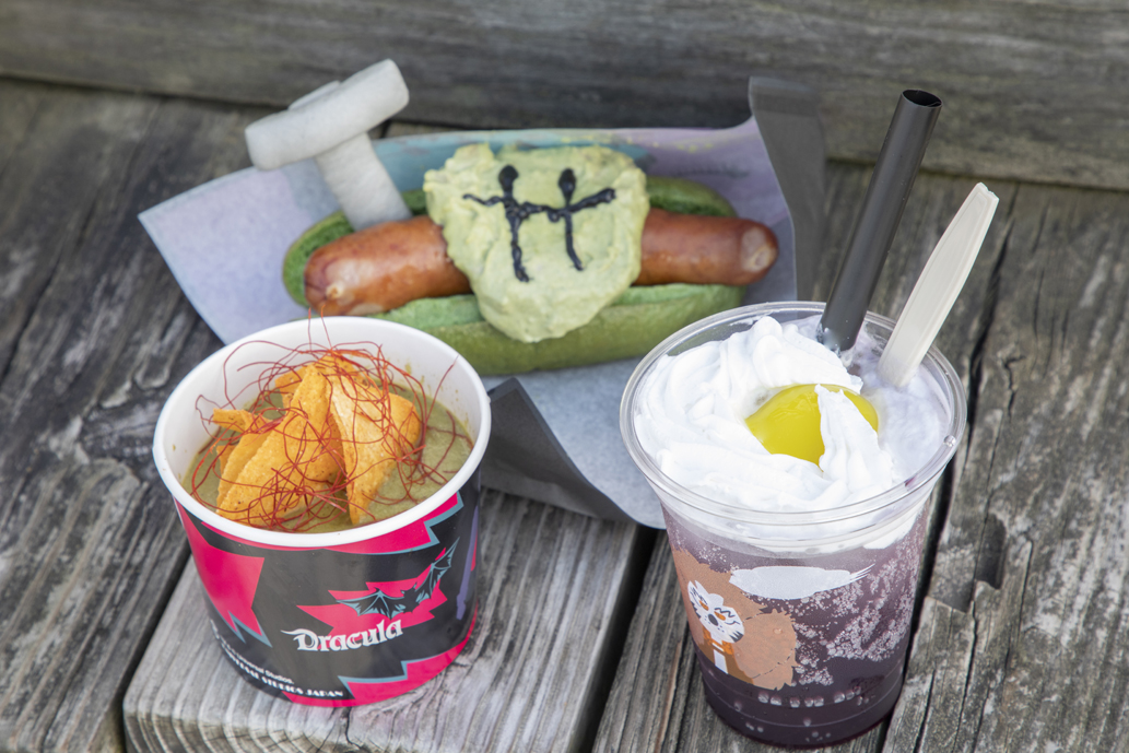 左から「ドラキュラ・グリーンカレー」850円、「フランケン・ホットドッグ～ベーコン＆バジルソース」900円、「ウルフマンの遠吠えグレープソーダ」650円