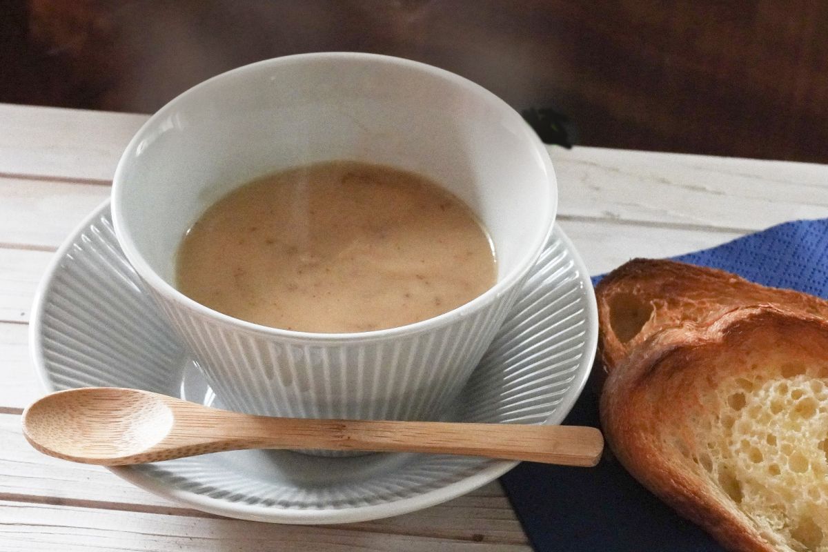 スープの上に浮かぶシナモンパウダーは、製品には含まれていません。