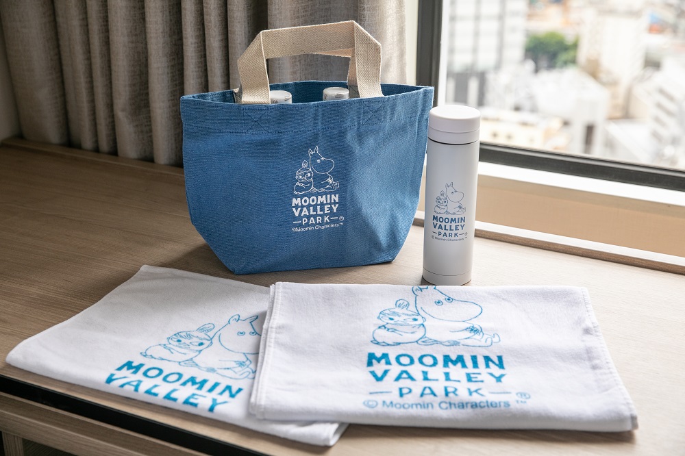 「タオルセット」（手前）「キャンバストートバッグ」（左上）「サーモボトル」（右上）（※すべてイメージ）