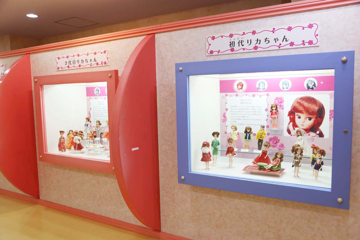 1967年に誕生したリカちゃん。初代から4代目までのモデルを展示している