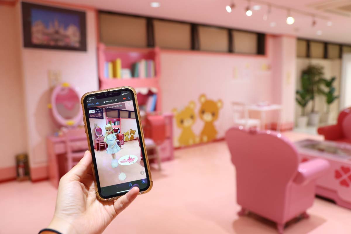 QRコードを読み取ると画面にリカちゃんが現れる