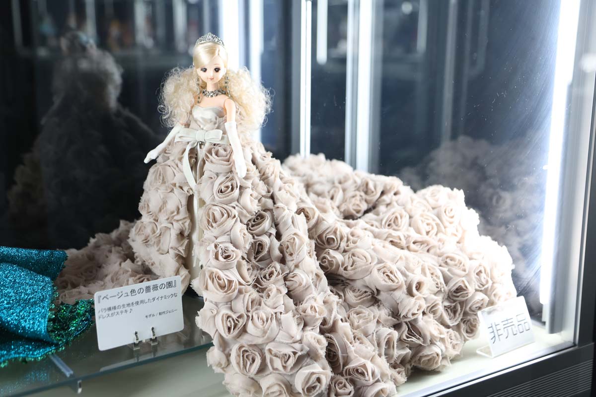 ゴージャスなドレスを身にまとう初代ジェニー