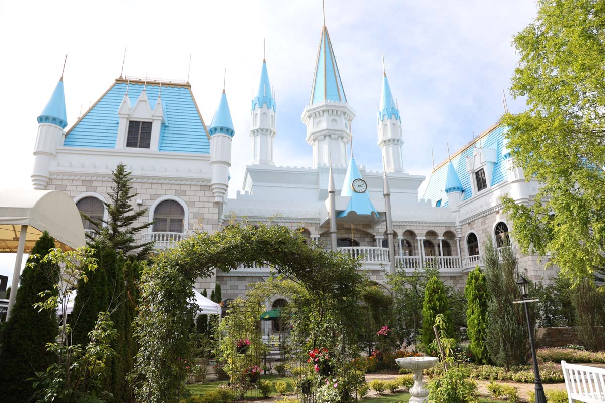 リカちゃんのパパの故郷であるフランスの庭園をイメージした「アップルガーデン」。秋にはお庭のリンゴの木に実がなるのだとか