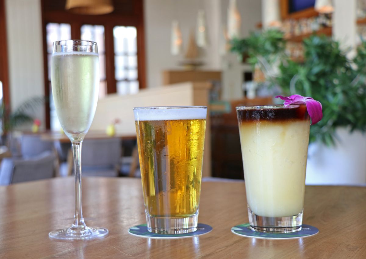 左から、プロセッコ（$8）、ドラフトビール（$6）、フローズンマイタイ（$11）