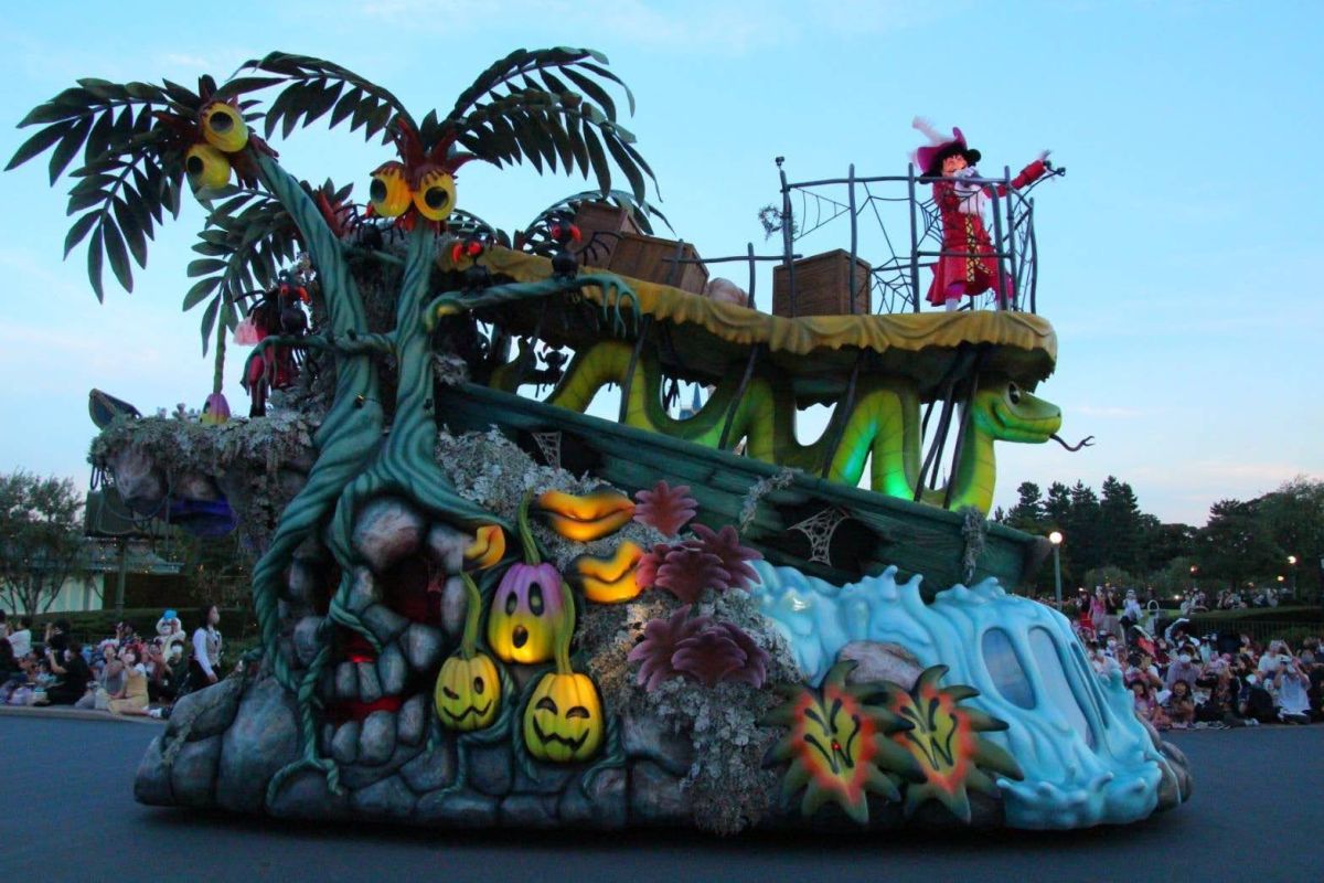 巨大なヘビや奇怪な鳥たちの集うアドベンチャーランドをイメージ