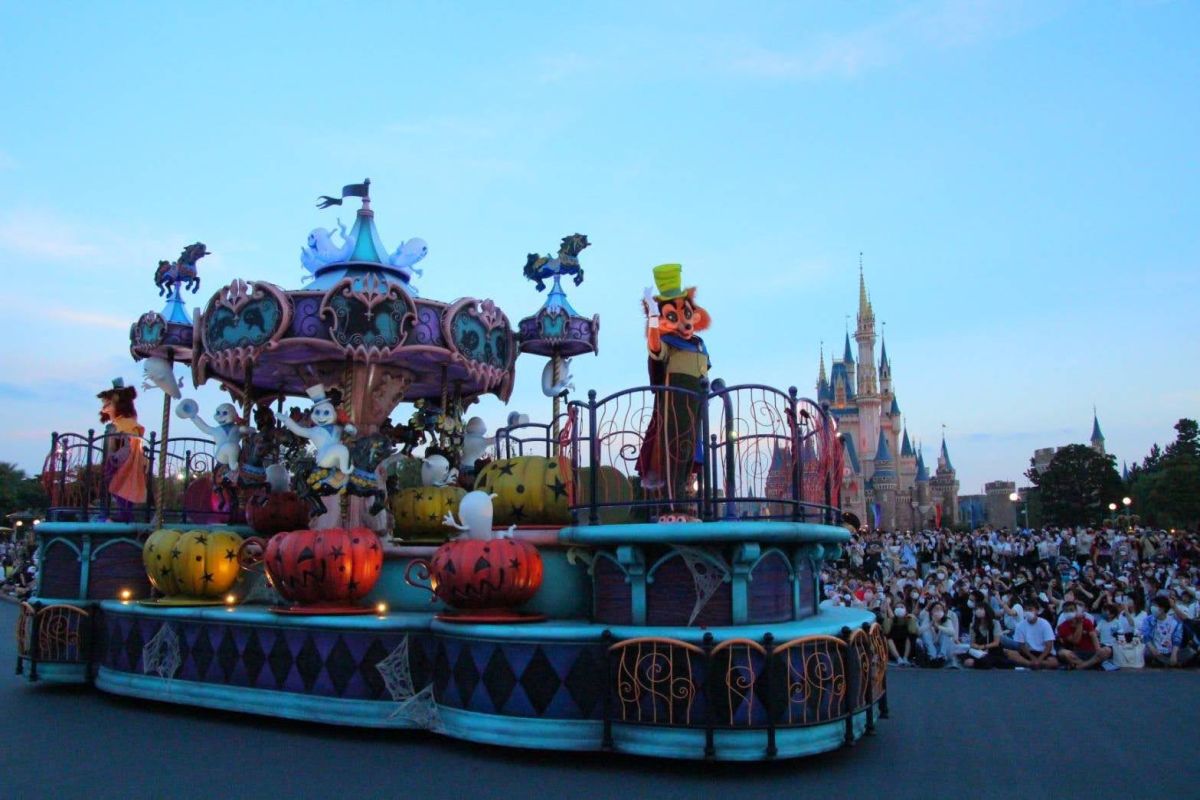 黒い木馬やカボチャのティーカップが回るファンタジーランドをイメージ