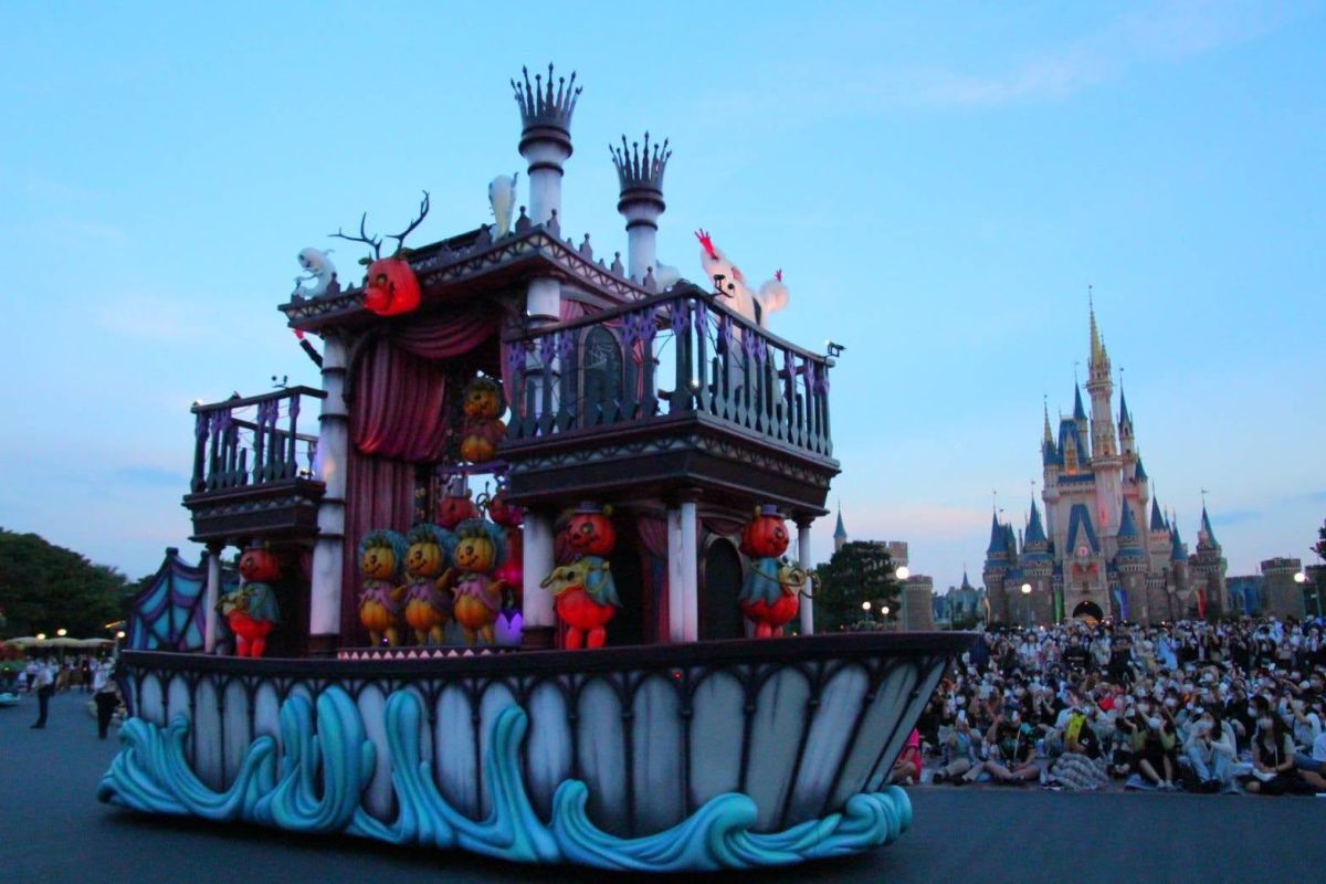 奇妙なクマたちが船上でコンサートを行うカントリーベア・シアターと蒸気船マークトウェイン号をイメージ