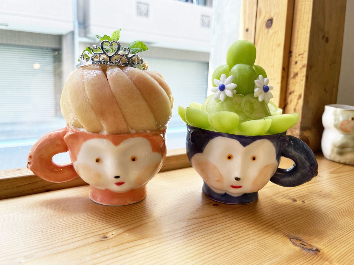 （左から）プリンセス白桃パフェ 2500円、マスカットパフェ 2500円　※時価