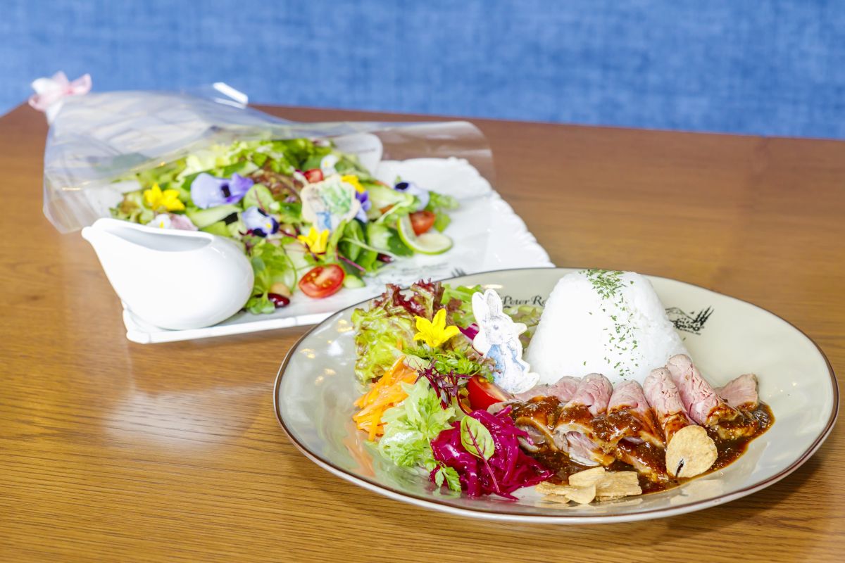 彩りローストビーフプレート2500円／マグレガーおじさんの採れたて野菜のブーケサラダ1500円