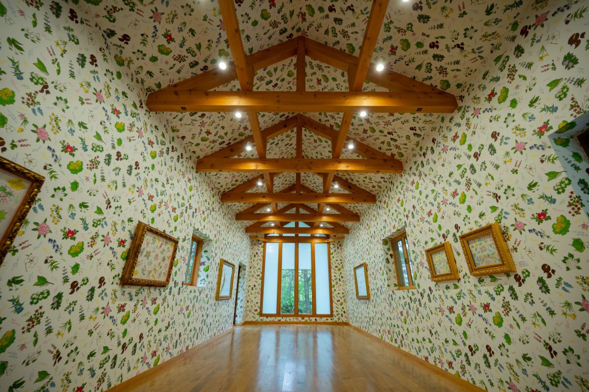 花柄包装紙館内観