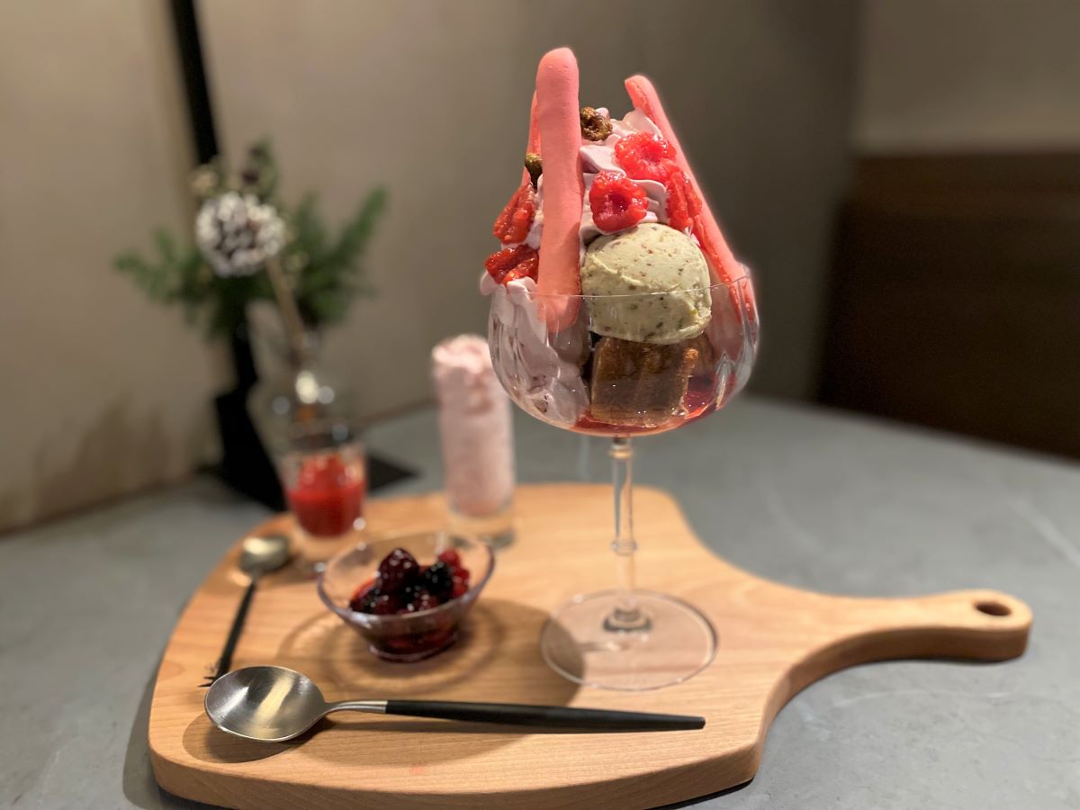 「ベリー＆ピスタチオのパフェ」ドリンクセット2600円 ※珈琲4種・紅茶、おかわり自由飲み比べ