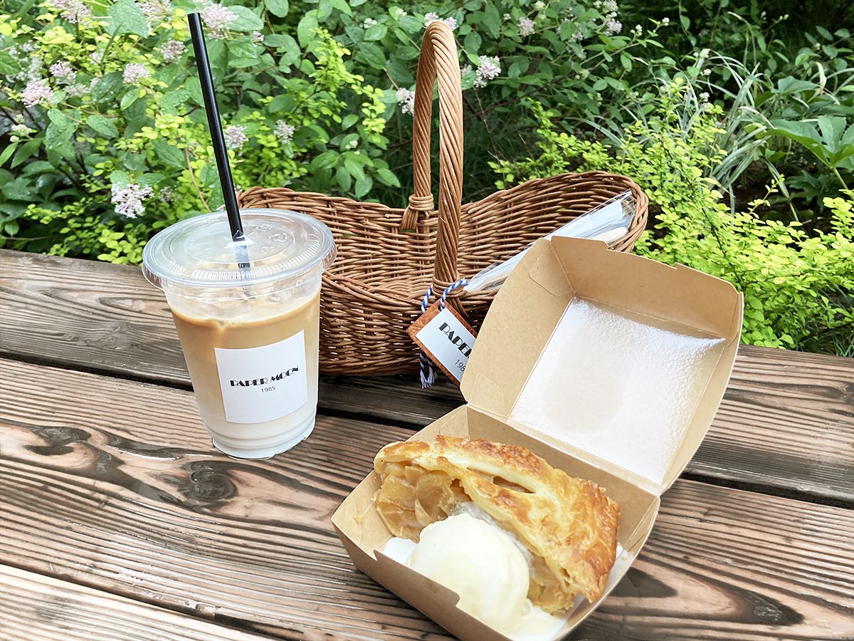 写真左から「カフェラテ（アイス）」 700円、「アップルパイ」 850円