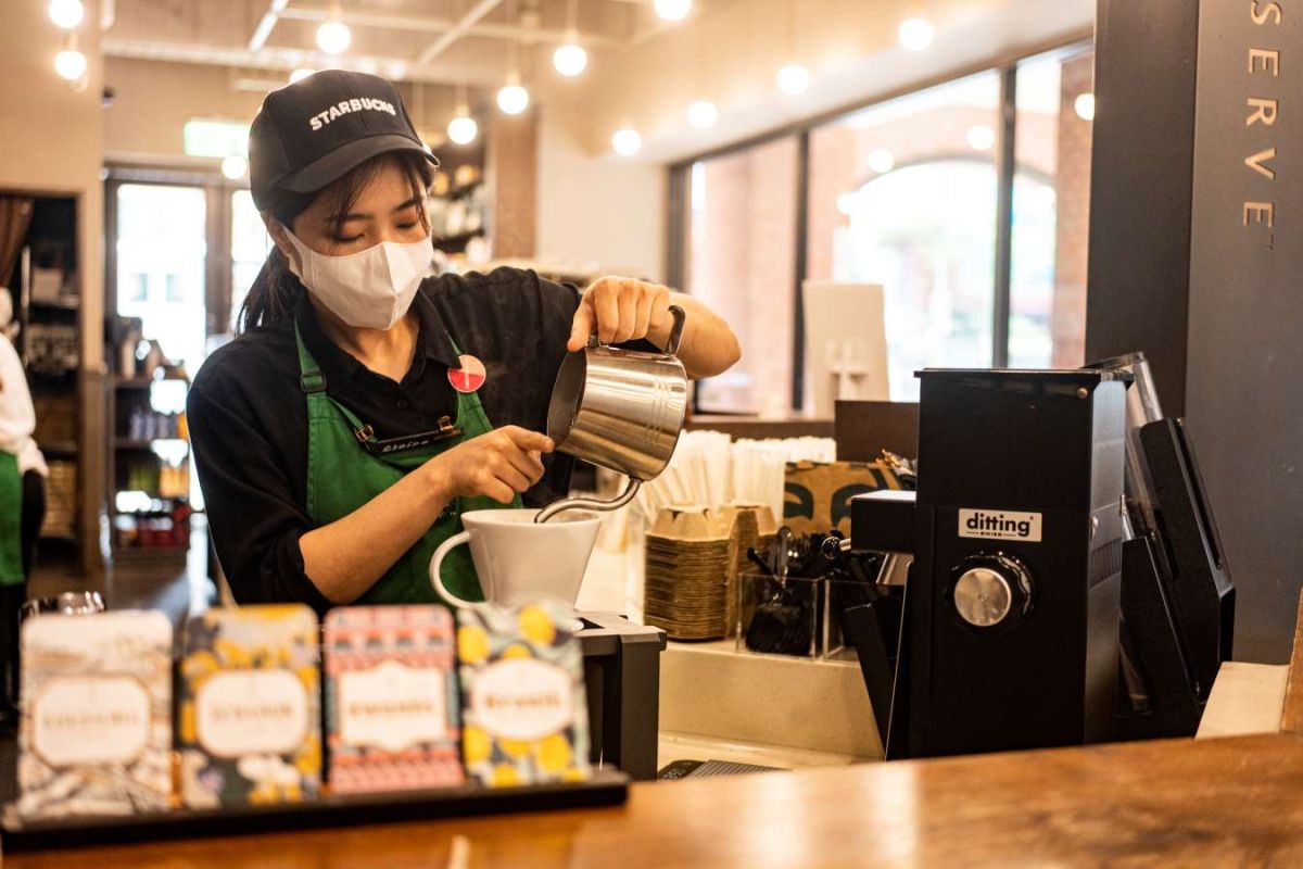 バリスタによるハンドドリップSTARBUCKS RESERVE™ Colombia Pitalito NT$180。